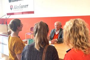 Seine Unterschrift war gefragt: Am Rande des Alexianer Therapie-Forums signierte Otto F. Kernberg zahlreiche Bücher. 